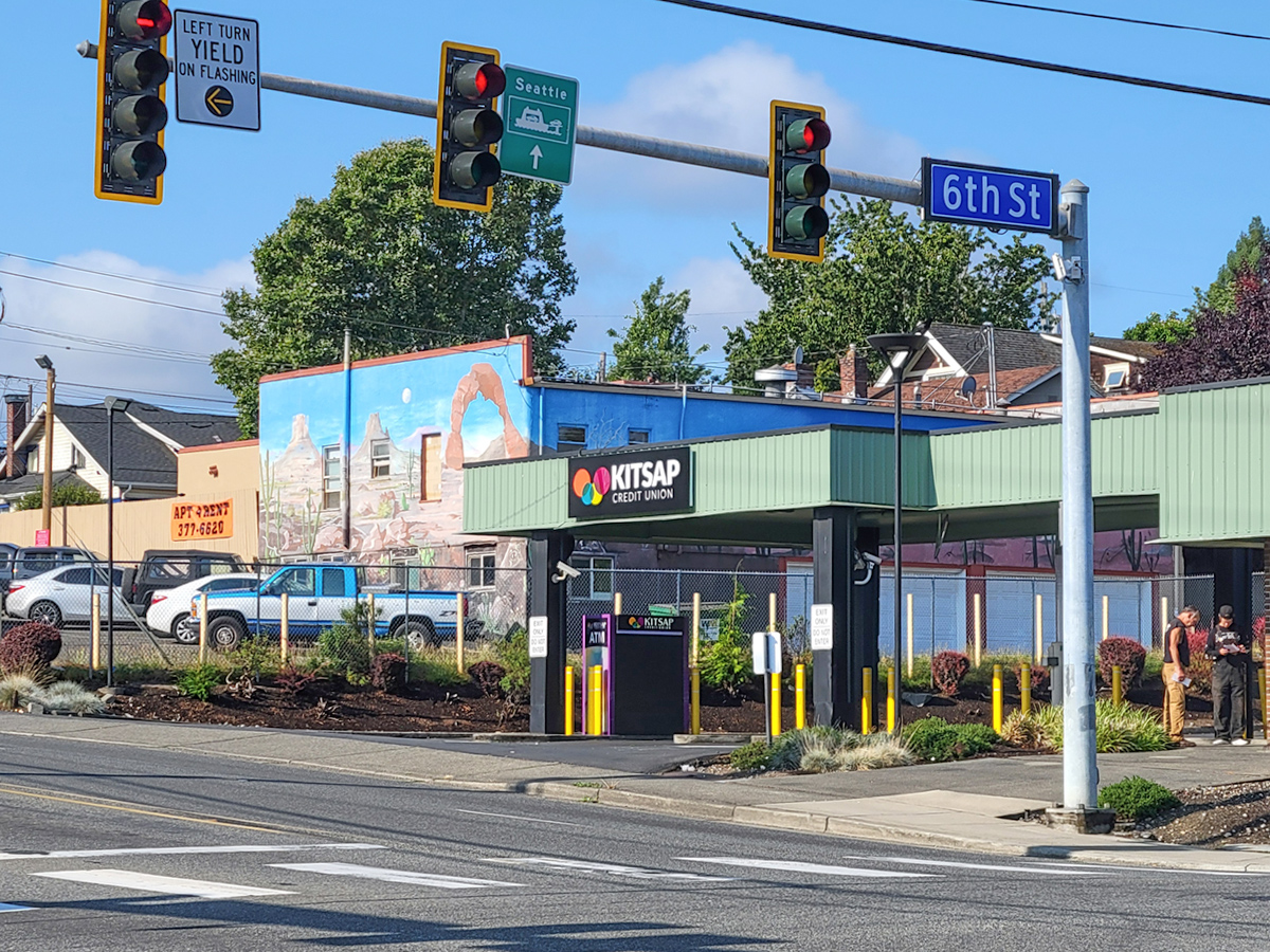 Image of a street light along 6th Street.